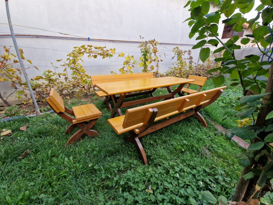 Masa cu bănci și scaune