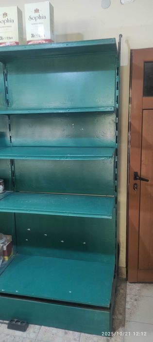 Метални рафтове от хранителен магазин