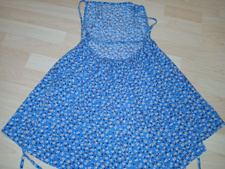 Лятна рокля с гол гръб