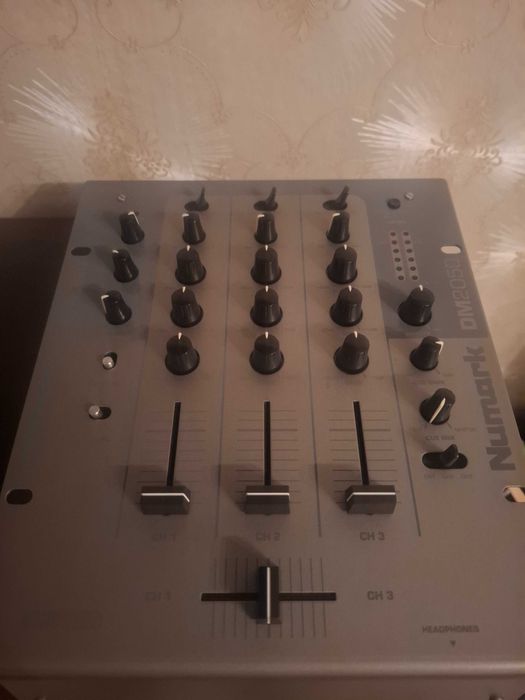 Numark DM 2050 DJ Mixer