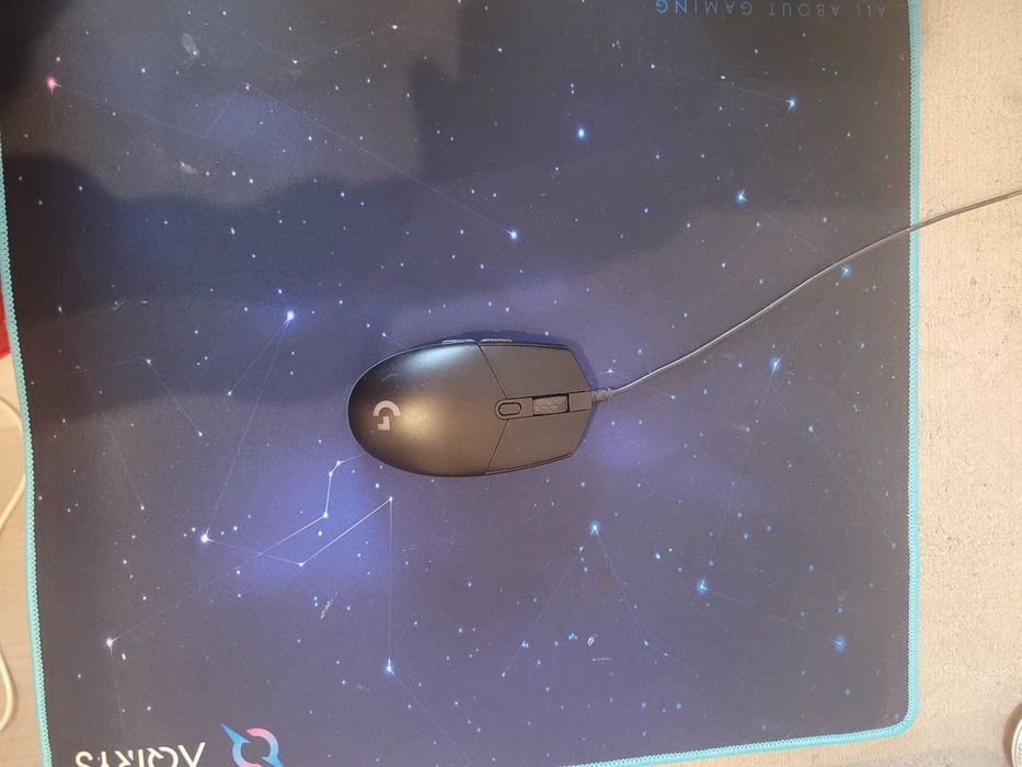 Vând laptop cu accesorii