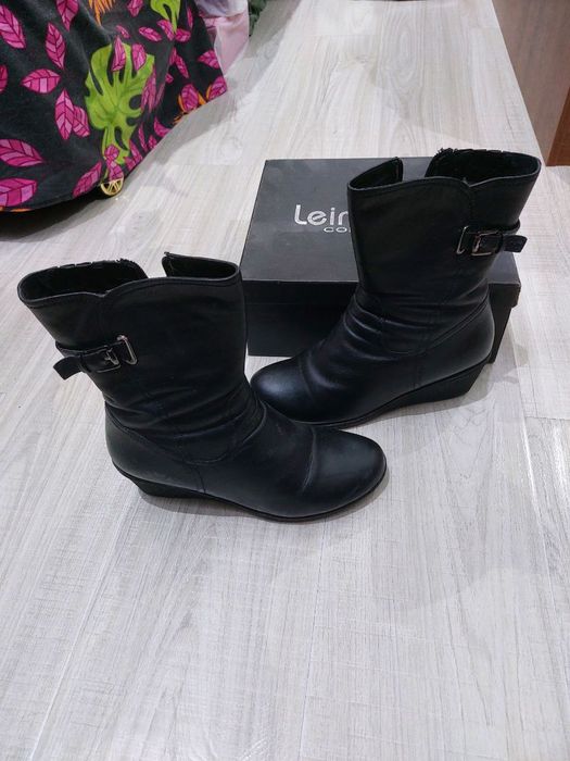 Продаются  обувь женская.