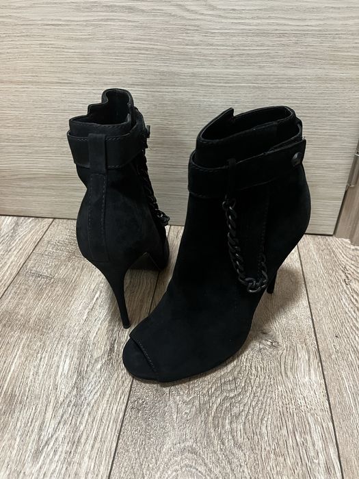 Сандали на ток Guess