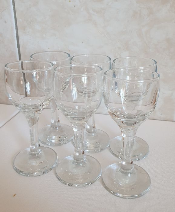 Set elegant de 6 pahare din sticlă transparentă, noi și nefolosite.