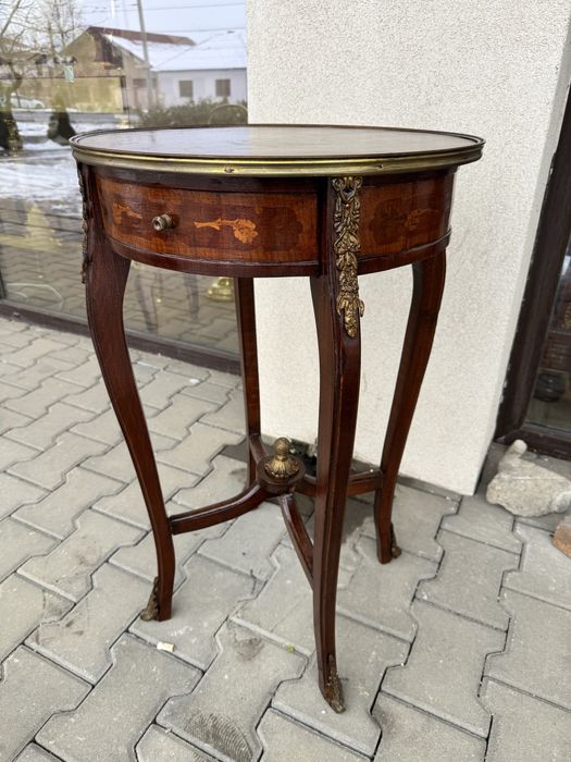 Masă din lemn cu intarsii și elemente bronz