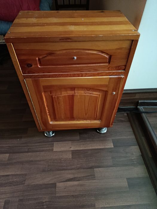 Продаются тумбы , стол
