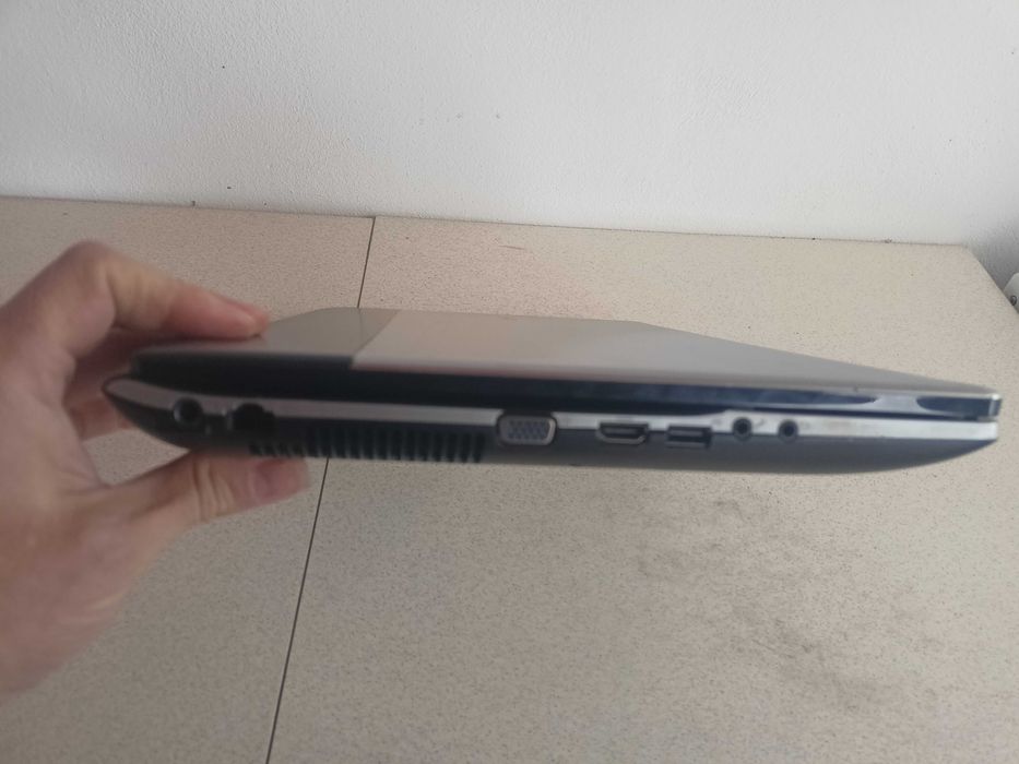 Laptop Samsung 300E display 17,3 Procesor I5-2450m ram 8gb hdd500gb