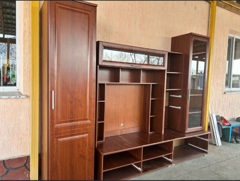 Продается шкаф для гостиной комнаты