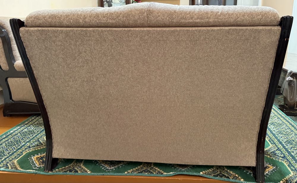 Диван и кресло.