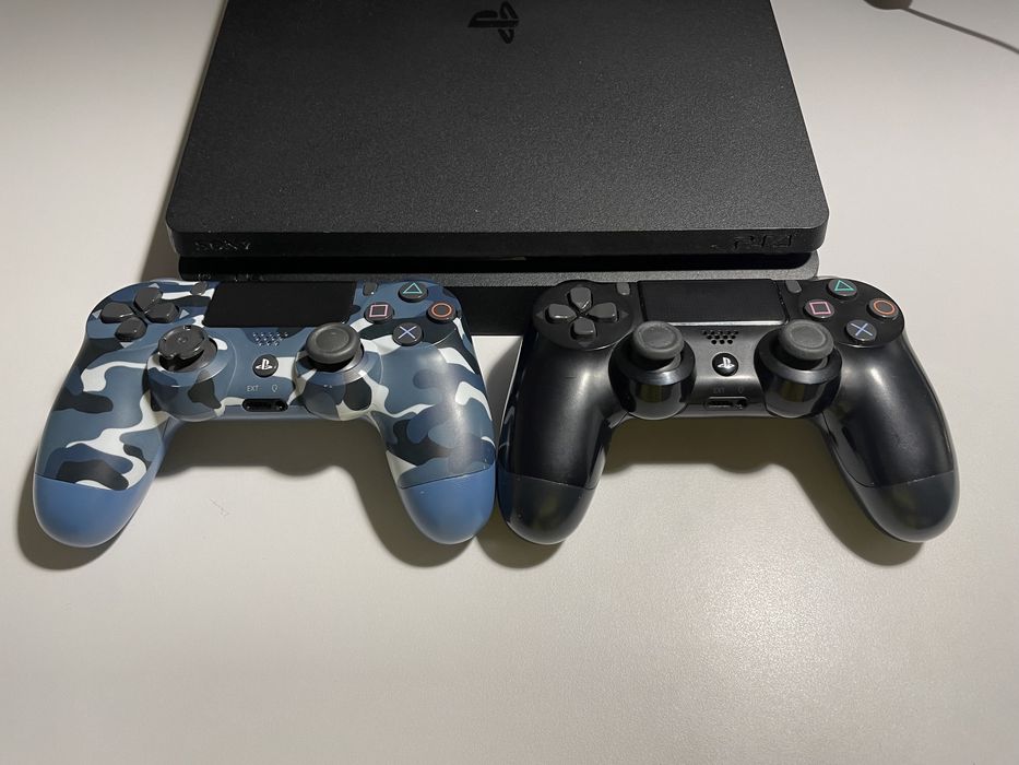 PS4 slim с 2 джостиками и 10 играми