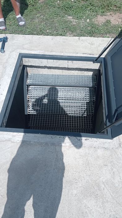 Executam scări si capace de beci.