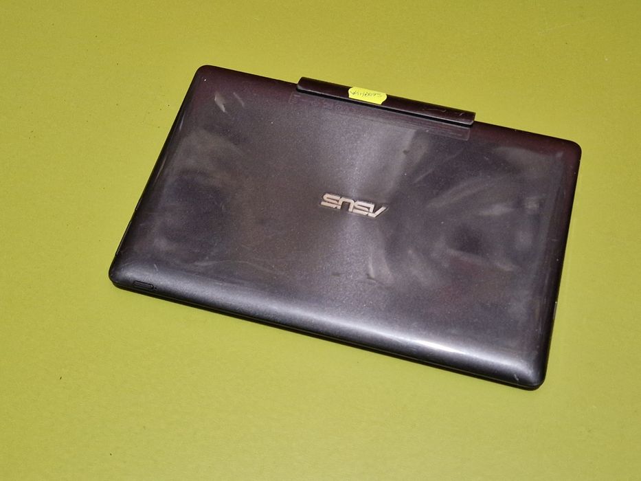 Laptop 2 in 1 - tableta cu display fisurat