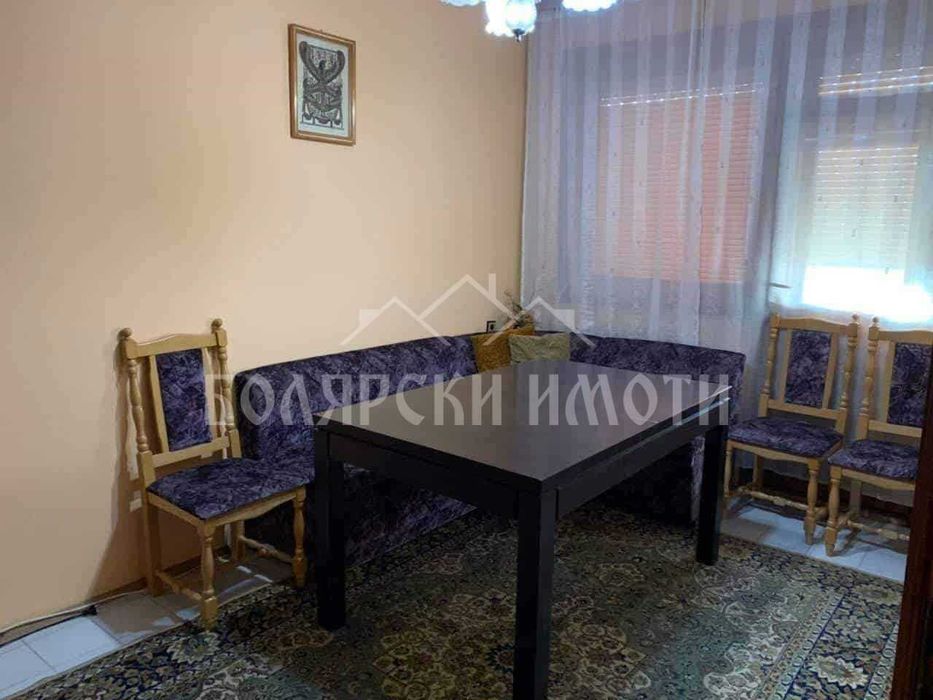 Просторен апартамент в Широк Център