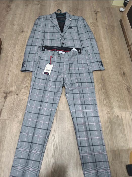 Vand doua costume+ (papion vesta le cel negru) premium unul purtat odata si unul nou 700 lei ambele pentru M/L in jur la 1,7-1,9 m inaltime 75-85 kg