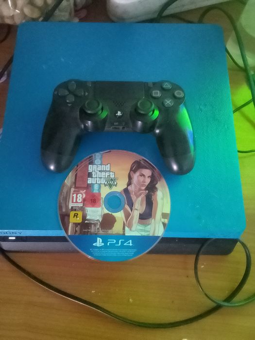 Vând play station 4
