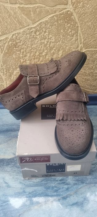 Pantofi din piele noi