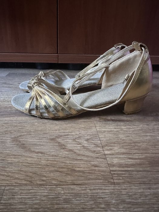 Продам детские туфли