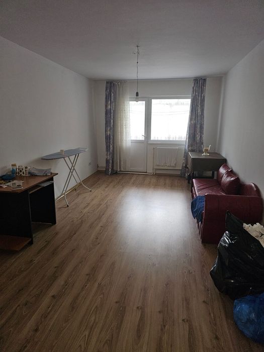 Vând apartament Independenței