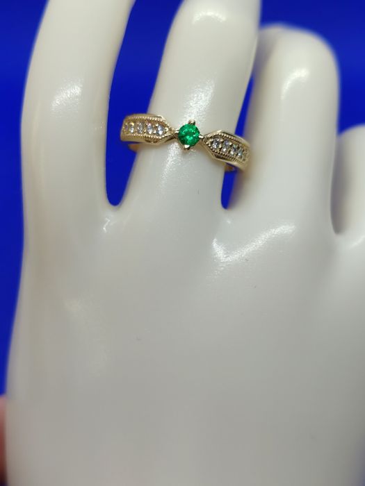 Златен пръстен с Колумбийски изумруд и диаманти