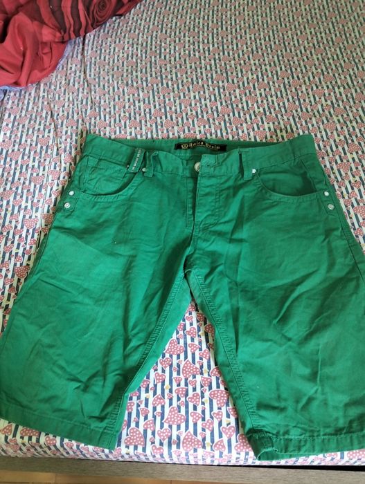 Vând blugi scurți de bărbat verde