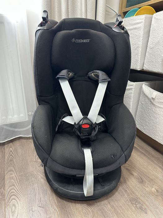 Продавам детско столче за кола Maxi-Cosi – черно
