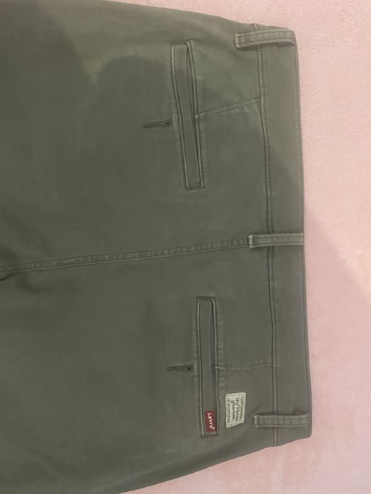 Pantaloni levis chino