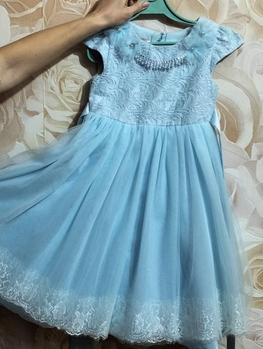 Продам очень красивое платье на девочку.