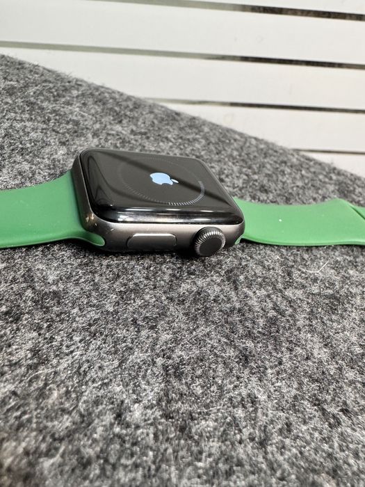 Apple Watch Series 3 (38мм) GPS + Зелена Каишка и USB-C Зарядно