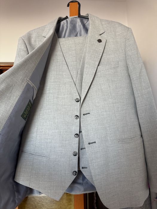 Продается мужской костюм