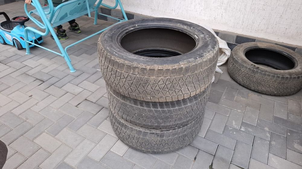 Шины зимние Bridgestone б/у