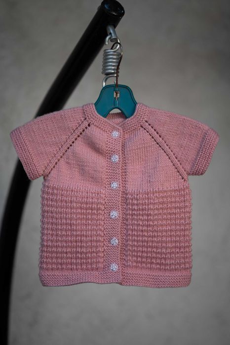 Ръчно плетени детски дрешки.