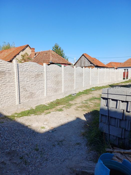Executăm gard de plăci. beton  lemn