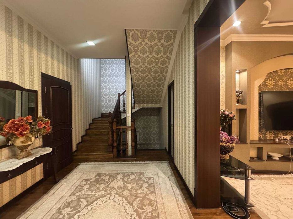 Дархан Евродом 
2 этажа + цоколь
380 м²
Участок: 4,5 сотки
Комнат: 7