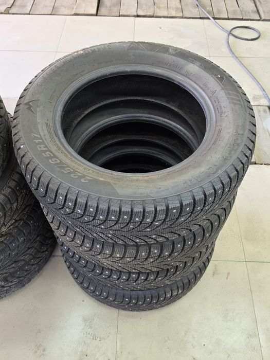Freedom Drive North Claw 225/65 R17 102 T