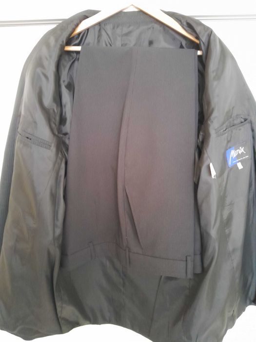 Мъжки костюм размер 52 без следи от употреба.