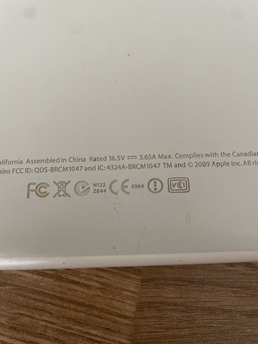 Laptop Apple MacBook model 2009/2010 are display spart pentru piese .Bateria buna ,4gb ram fără hard disc și încărcător