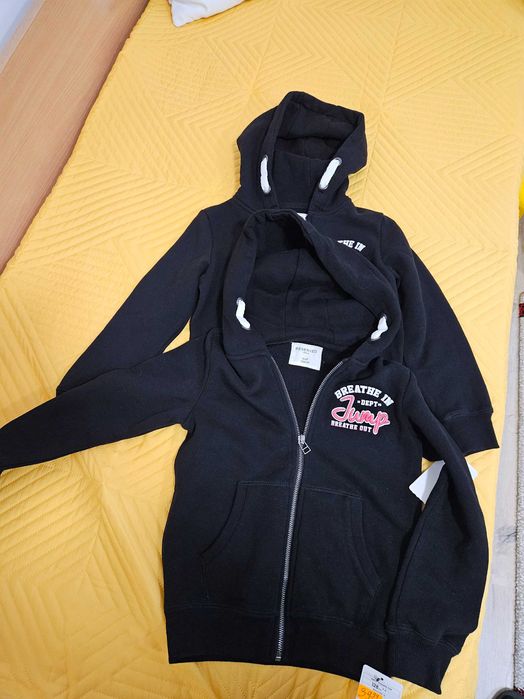 Продавам чисто НОВ оригинален детски суичър Reserved, черен с качулка