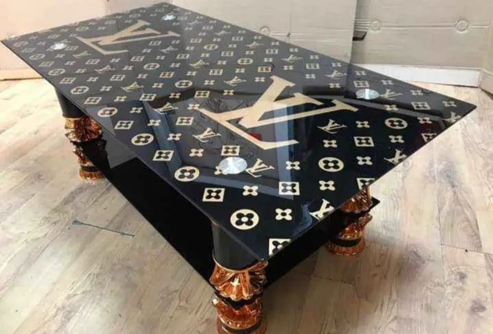 Холни маси чисто нови