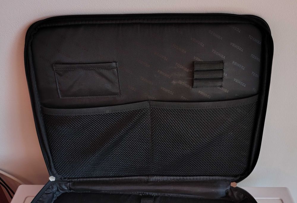 Geanta laptop design standard, culoare negru.