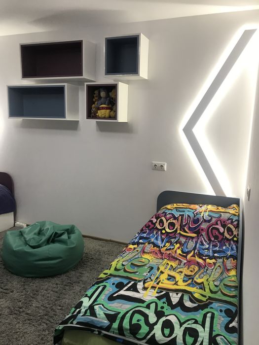 легла 90/200-с матрак 80/190/матрака е вкл.в цената и две нощни шкафче