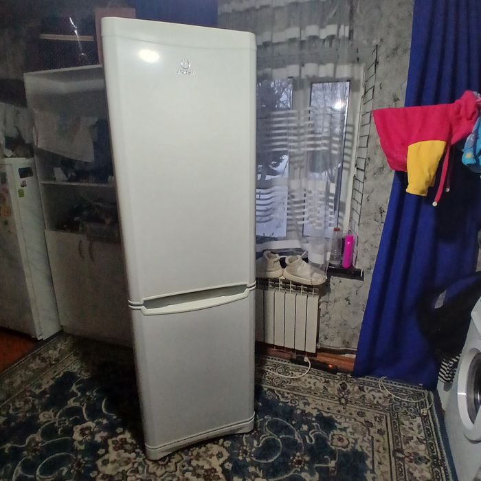 Холодильник Indesit 2 м