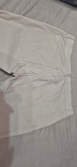 Vand pantaloni de dama firma mango.