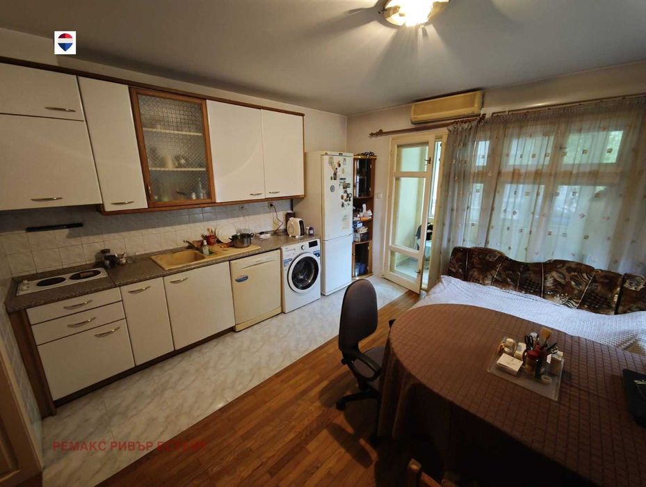 Тристаен апартамент с паркомясто за продажба кв. Хъшове