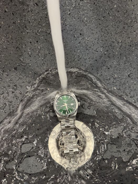 Продам часы Швейцарские Tissot