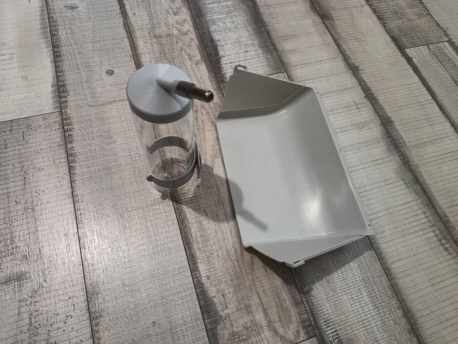 Продавам шешенце за вода и поставка за храна за домашен любимец