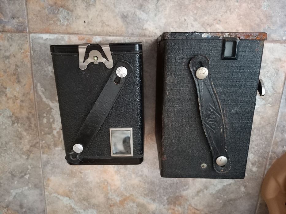 Два стари фотоапарата.