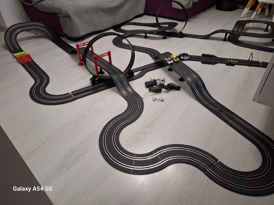 Pista este foarte mare, folosită, dar în stare bună