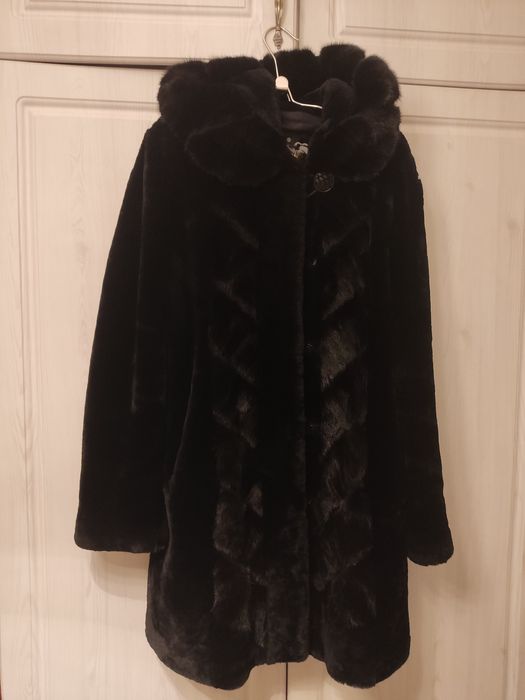 Продам женскую шубу.