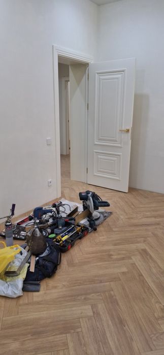 Укладка Ламината . Плинтус. Двери