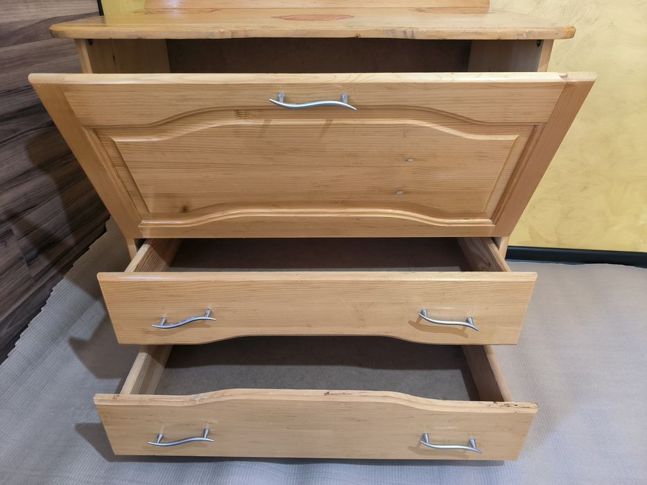 Дървен скрин с шкафове